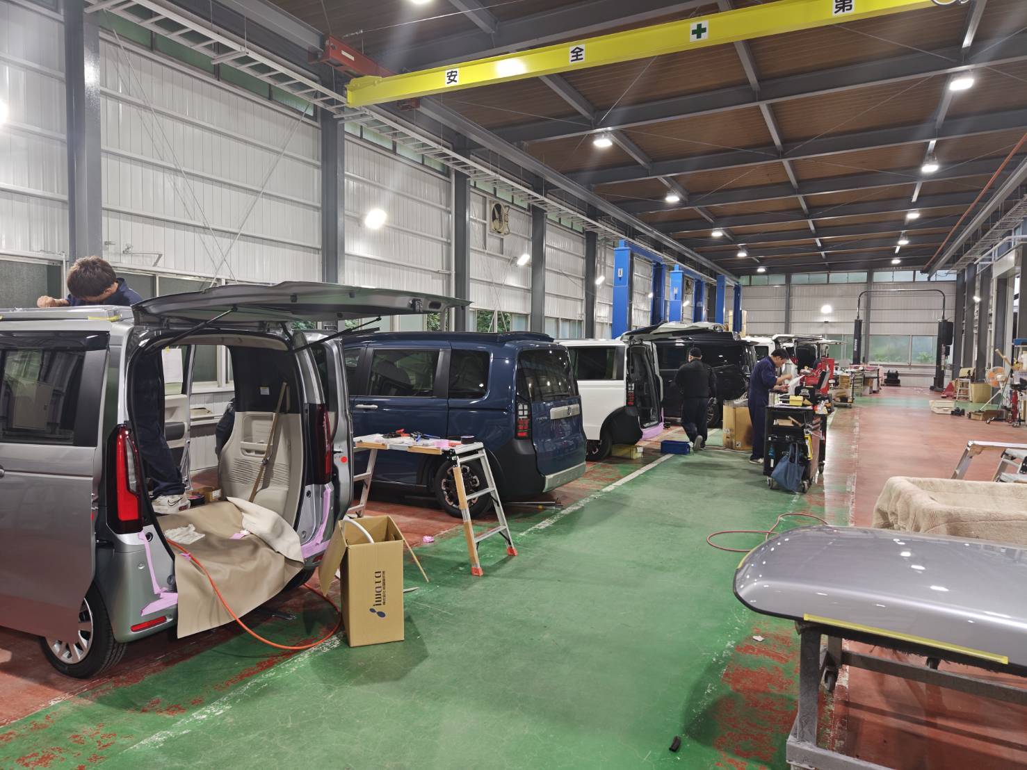 ホワイトハウス様_kinveni導入事例_キャンピングカー製造工場の様子